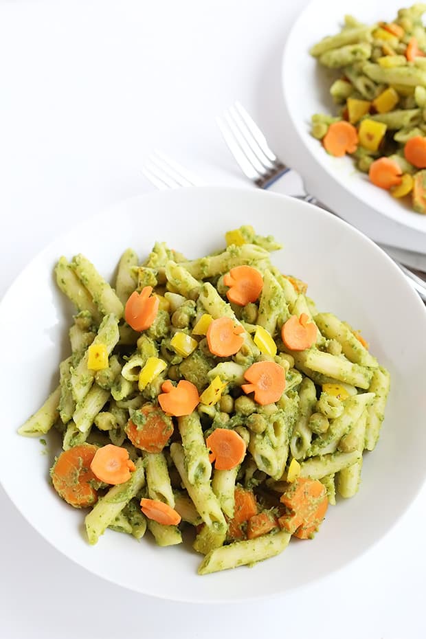  Oil Fee Kale Pesto Pasta is super quick and easy to make, vegan with a gluten free option, oil free, low fat and packed full of super healthy kale! / TwoRaspberries.com