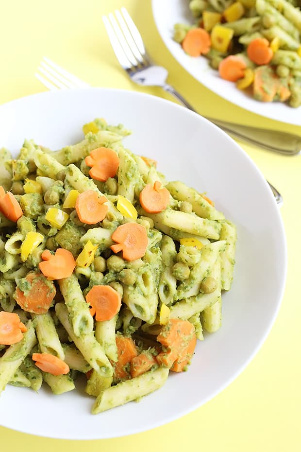  Oil Fee Kale Pesto Pasta is super quick and easy to make, vegan with a gluten free option, oil free, low fat and packed full of super healthy kale! / TwoRaspberries.com