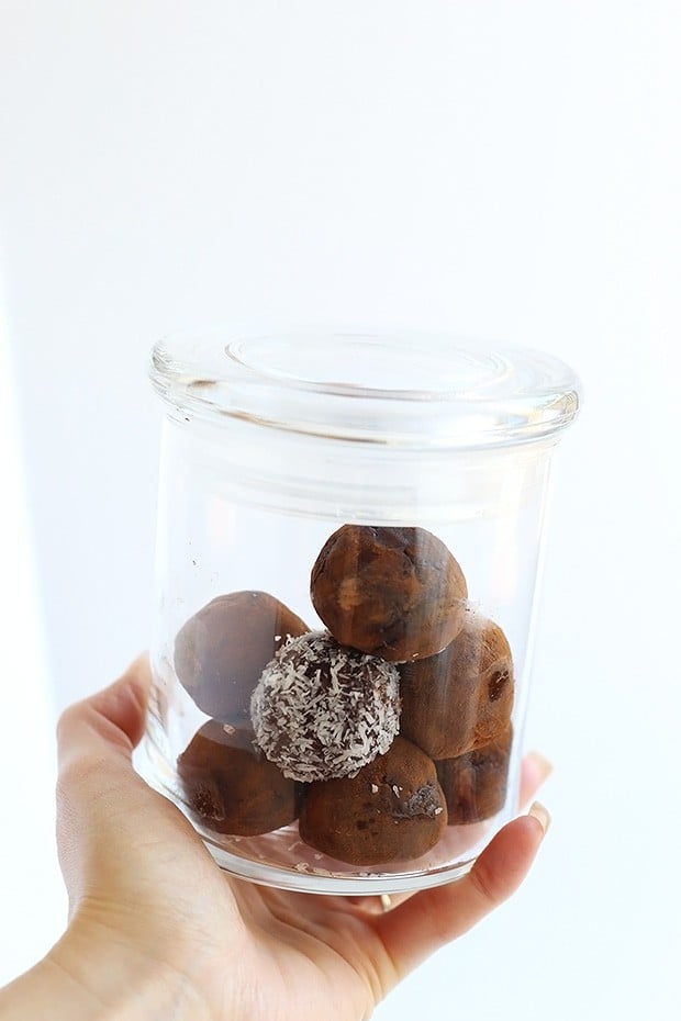 Healthy Almond Chocolate Truffle Energy Balls are simple to make, and only require 3 simple ingredients! Vegan, GF and refined sugar free! / TwoRaspberries.com