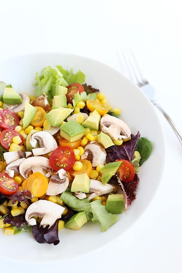  This Healthy Corn Tomato Mushroom Avocado Salad is light and refreshing. super simple to prepare, has a 5 ingredient option, vegan and gluten free. / TwoRaspberries.com