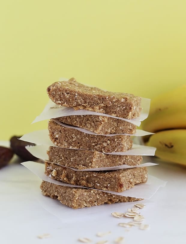 These 4 Ingredient No Bake Banana Bread Bars are an easy and healthy snack bar! They taste like banana bread but are full of healthy ingredients! Vegan / TwoRaspberries.com