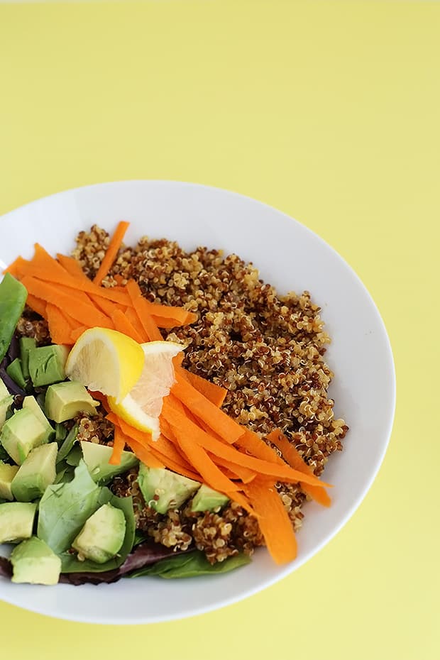  This 5 Ingredient Superfood Quinoa Salad Bowl is so fast to make, only takes about 30 minutes and it is vegan plus gluten free! / TwoRaspberries.com
