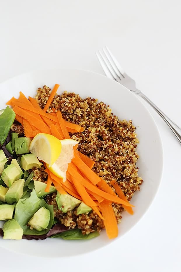  This 5 Ingredient Superfood Quinoa Salad Bowl is so fast to make, only takes about 30 minutes and it is vegan plus gluten free! / TwoRaspberries.com
