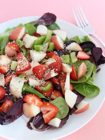 This Fruity Strawberry Peach Superfood Salad is fresh and packed FULL of vitamins and minerals! Light and oil free with optional lemon maple dressing. Vegan RAW and GF / TwoRaspberries.com