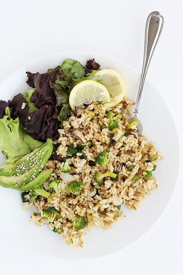  Healthy Mushroom Broccoli Pepper Rice is a low fat low sodium version of your favorite fried rice! It’s quick and easy, vegan and gluten free! / TwoRaspberries.com