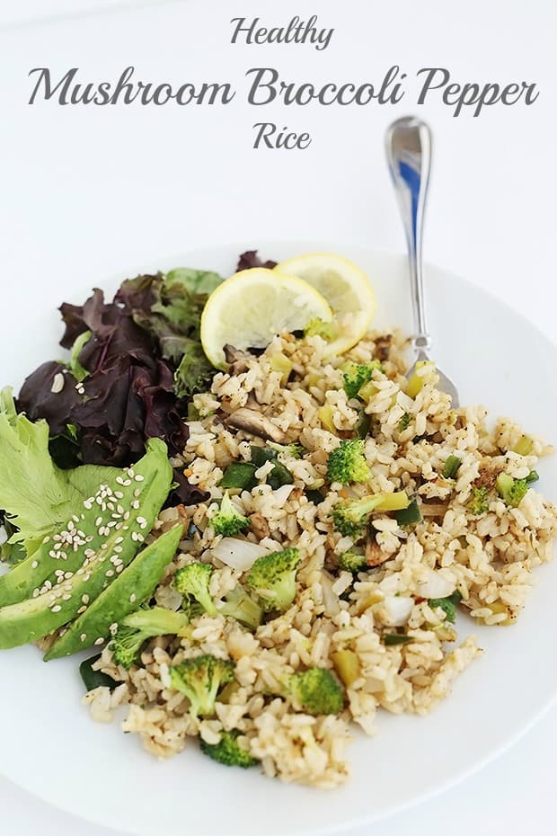  Healthy Mushroom Broccoli Pepper Rice is a low fat low sodium version of your favorite fried rice! It’s quick and easy, vegan and gluten free! / TwoRaspberries.com