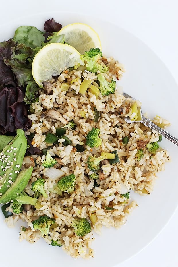  Healthy Mushroom Broccoli Pepper Rice is a low fat low sodium version of your favorite fried rice! It’s quick and easy, vegan and gluten free! / TwoRaspberries.com