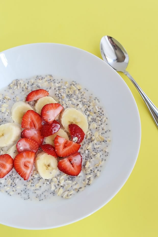 This Strawberry Banana Chia Oat Breakfast Bowl is PERFECT for a healthy breakfast or lunch! This can be made the night before and is vegan plus gluten free! / TwoRaspberries.com