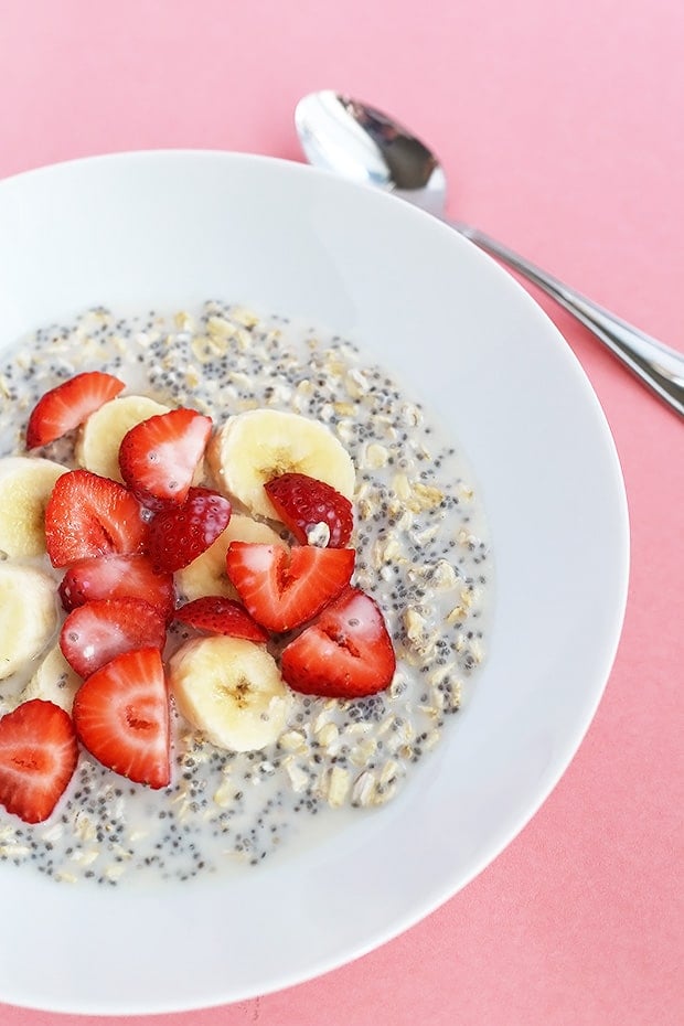This Strawberry Banana Chia Oat Breakfast Bowl is PERFECT for a healthy breakfast or lunch! This can be made the night before and is vegan plus gluten free! / TwoRaspberries.com