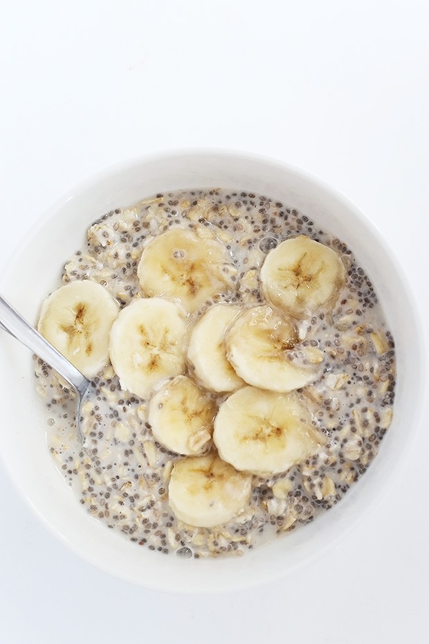 in this "Lately post" I am showing you my favorite easy lunch bowl! Banana Chia Oat Bowl, it's filling and super healthy + easy to make! prepare in advance! / TwoRaspberries.com