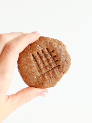 These Flourless Chocolate Almond Butter Protein Cookies are supple simple, only require 4 ingredients and no baking required! Vegan plus gluten free. / TwoRaspberries.com