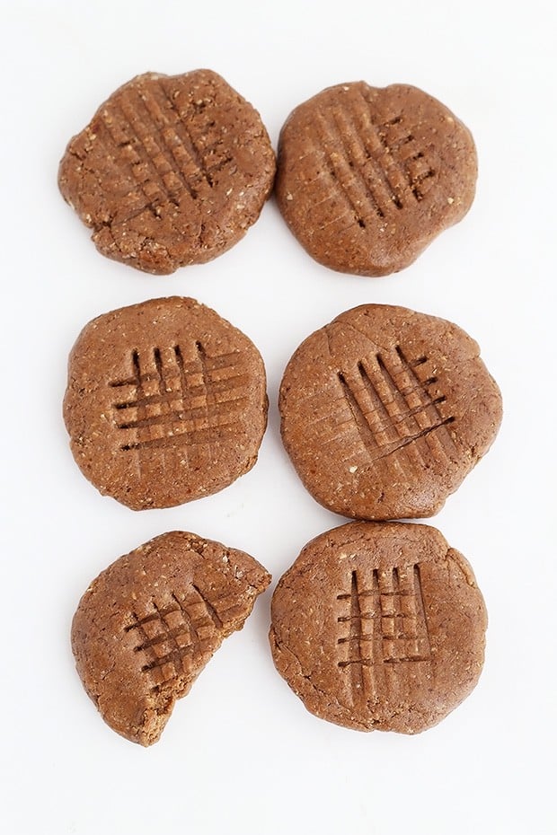  These Flourless Chocolate Almond Butter Protein Cookies are supple simple, only require 4 ingredients and no baking required! Vegan plus gluten free. / TwoRaspberries.com