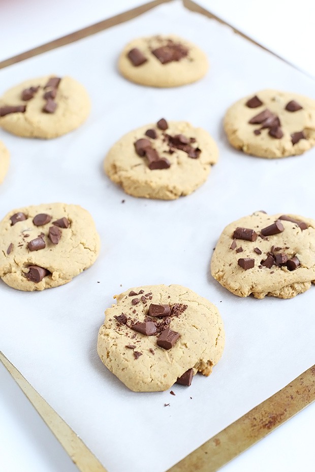 These Classic Chocolate Chip Cookies are Vegan and Gluten Free, soft a taste of vanilla and chocolate chunks! Super easy to make only 8 ingredients needed! / TwoRaspberries.com