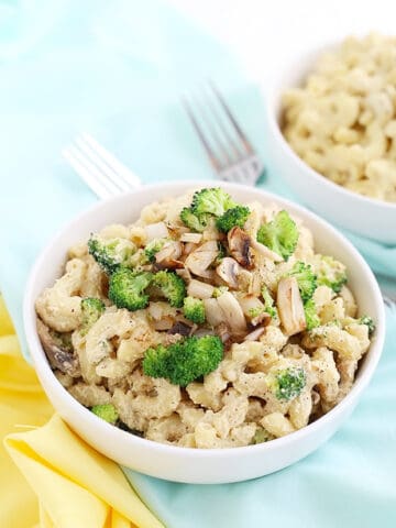 This Healthy Vegan Spicy Broccoli Mac n Cheese is super simple to make, rich and creamy, indulgent and VEGAN! perfect comforting dinner! / TwoRaspberries.com