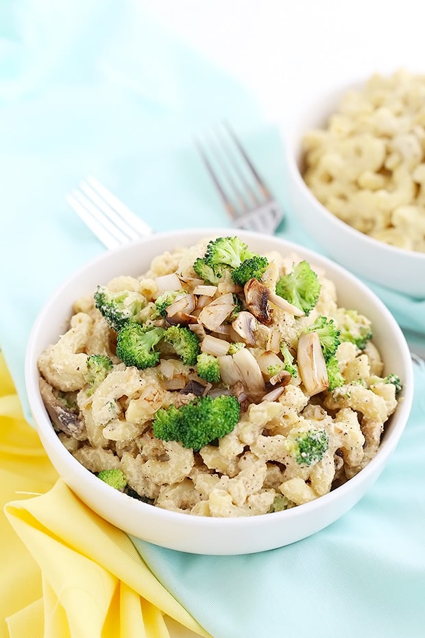  This Healthy Vegan Spicy Broccoli Mac n Cheese is super simple to make, rich and creamy, indulgent and VEGAN! perfect comforting dinner! / TwoRaspberries.com