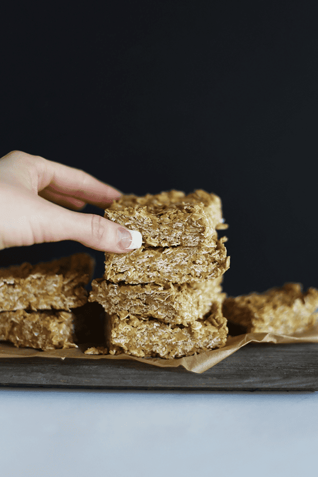 These 3 Ingredient Easy Peanut Butter Oat Bars are quick and easy to make, NO BAKING, healthy, naturally sweetened and vegan + GF! | TwoRaspberries.com