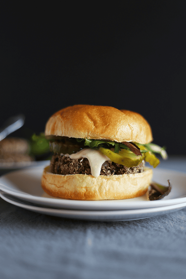 https://tworaspberries.com/wp-content/uploads/2017/02/5-Ingredient-Garlic-Onion-Black-Bean-Burgers-2.png