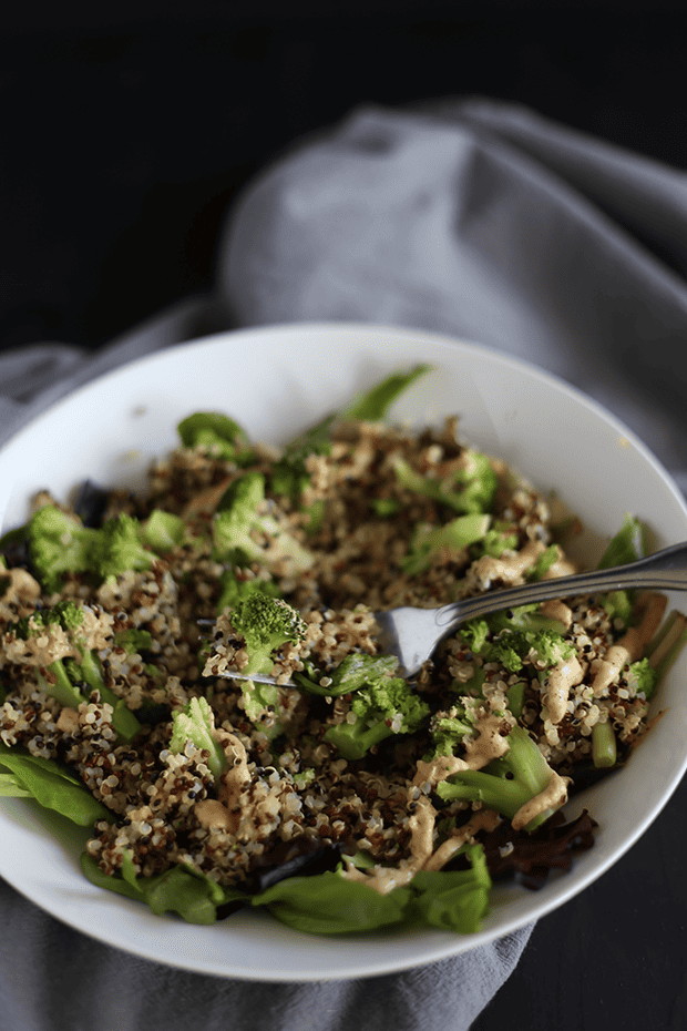This 5 ingredient Healthy Broccoli Quinoa Salad is SUPER quick and easy to make and is paired with a tahini chili sauce. Vegan and Gluten Free | TwoRaspberries.com