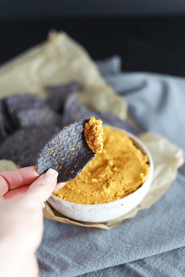 This Easy Healthy Pumpkin Hummus is so quick and easy to make, loaded with health benefits from the chickpeas and pumpkin! vegan and gluten free! | TwoRaspberries.com
