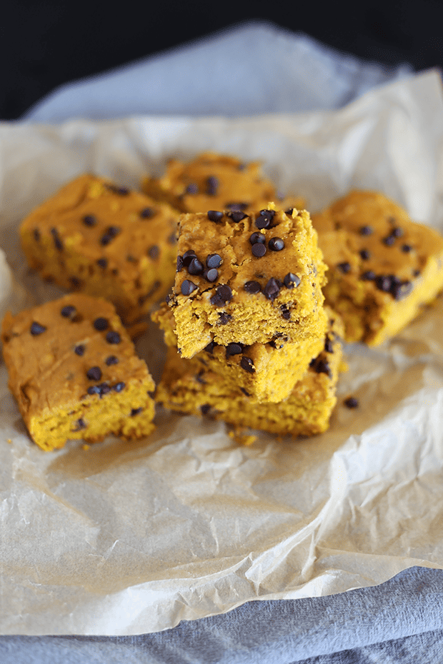 These Pumpkin Chocolate Chip Bars are so easy to make, healthy, moist and cake-y! perfect healthy dessert. Vegan and gluten free. | TwoRaspberries.com