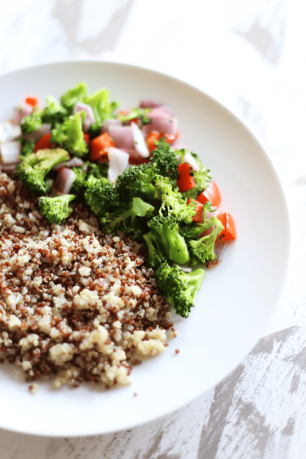 These HEALTHY + VEGAN LUNCH IDEAS | QUINOA are super quick and easy to make, healthy, great for meal prepping and gluten free, and oil free! | TwoRaspberries.com
