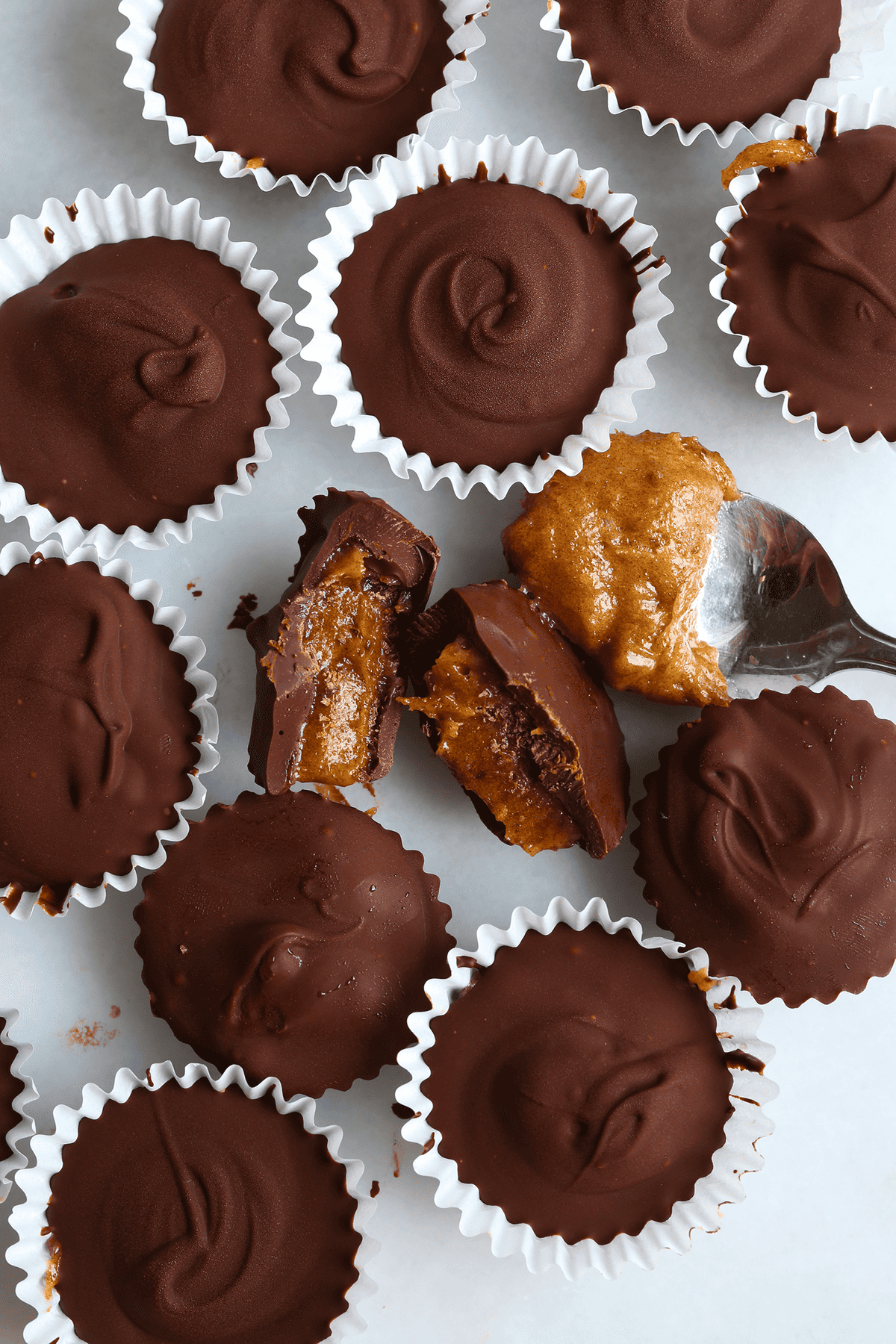 Super quick and easy, 6 ingredient vegan Chocolate Caramel Cups! No baking required for this chocolaty gooey caramel treat!!