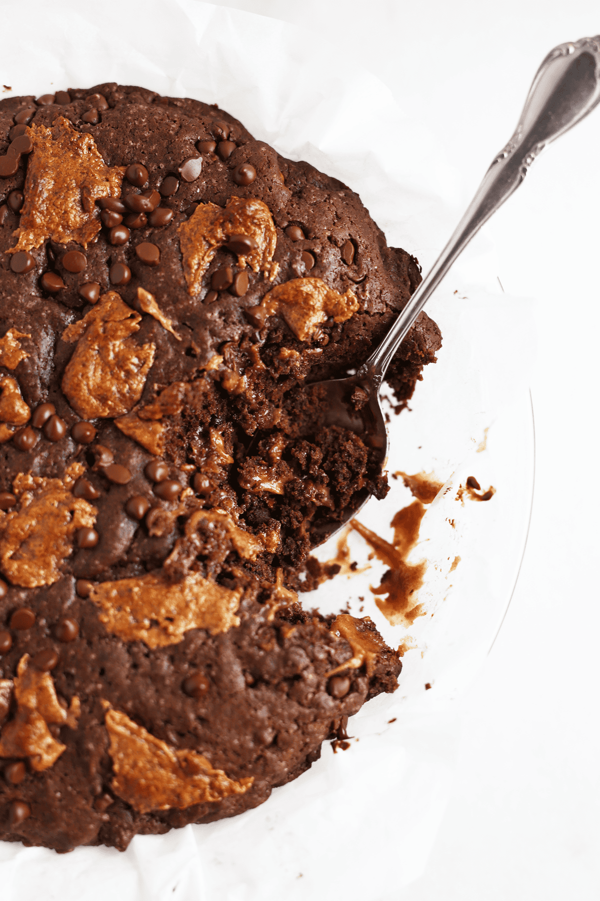 Yes, cookie and pie come together to form this super yummy Chocolate Caramel Cookie PIe that is vegan and so tasty! loaded with chocolate chips and caramel!