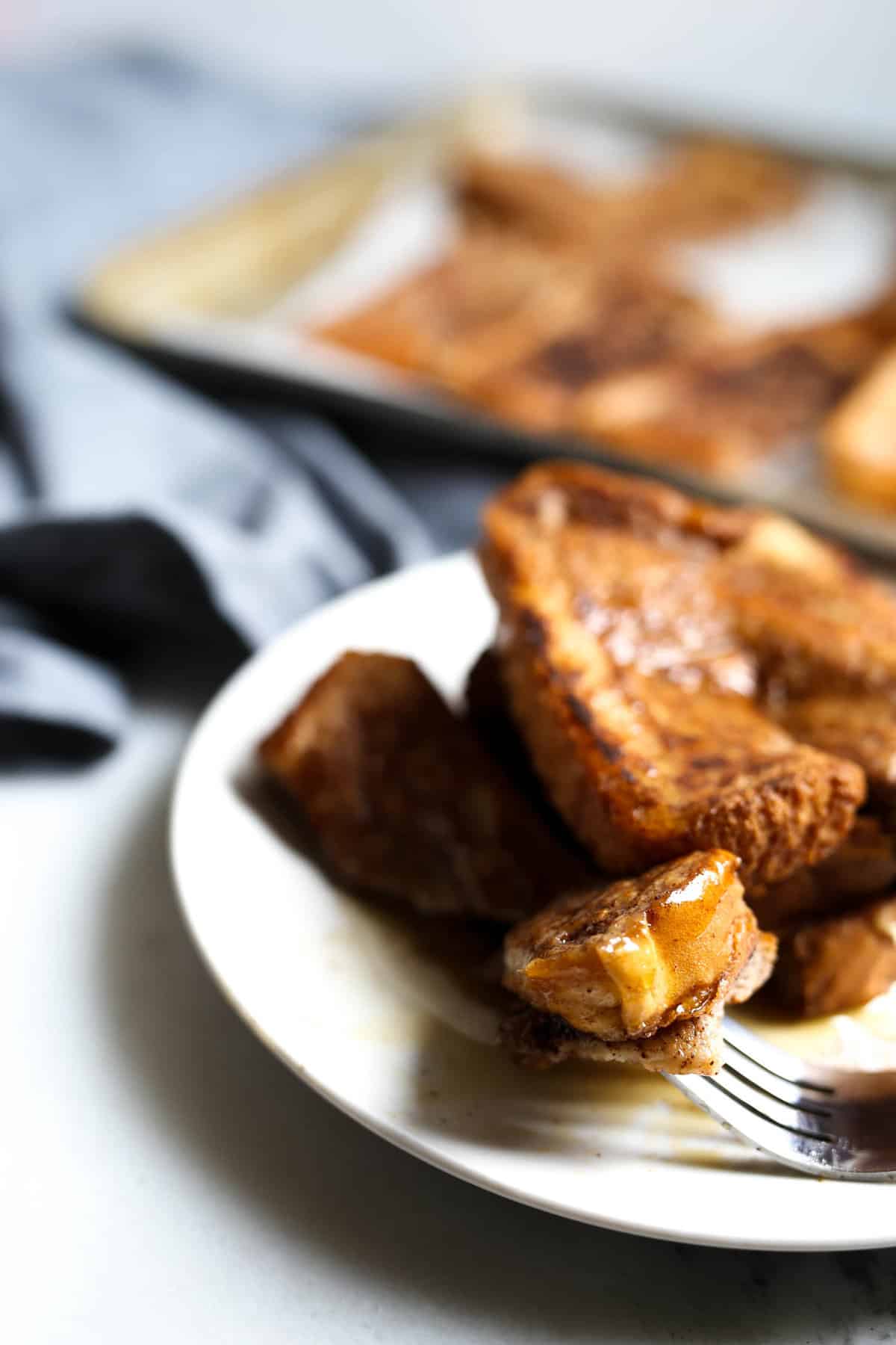 These homemade VEGAN French Toast Sticks are super quick, easy and healthy to make! Cinnamon flavored and totally yummy! no bananas or weird ingredients!