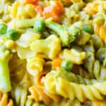 Creamy curry pasta cooked with vegetables and ready to eat.