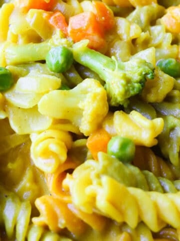 Creamy curry pasta cooked with vegetables and ready to eat.