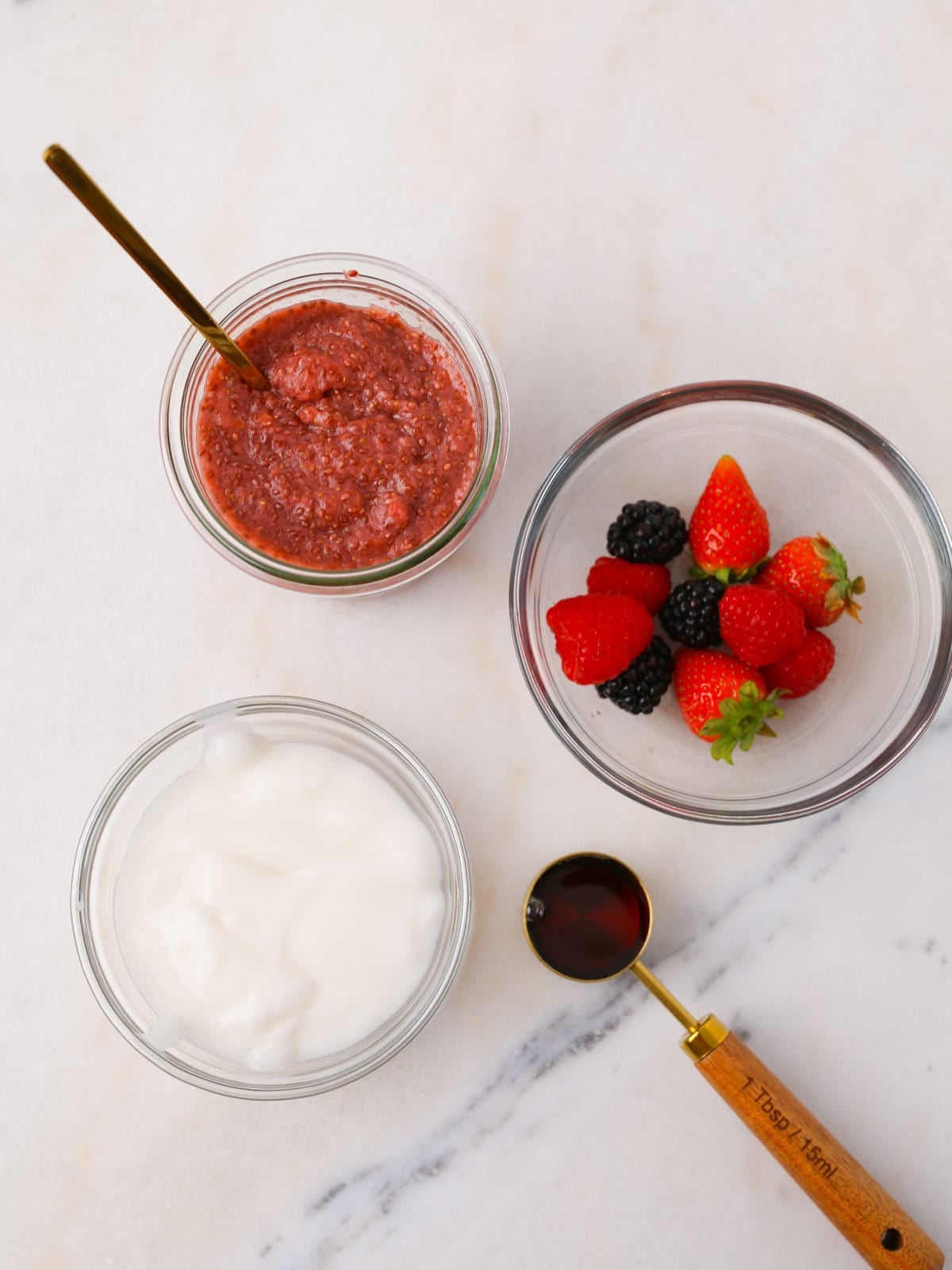 Ingredients to make this yogurt parfait.