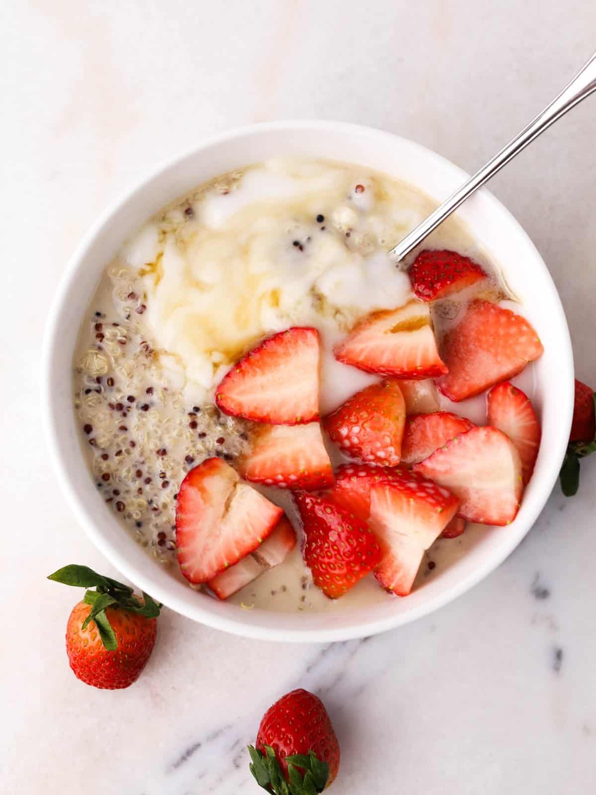 Overhead image of this quinoa breakfast bowl.